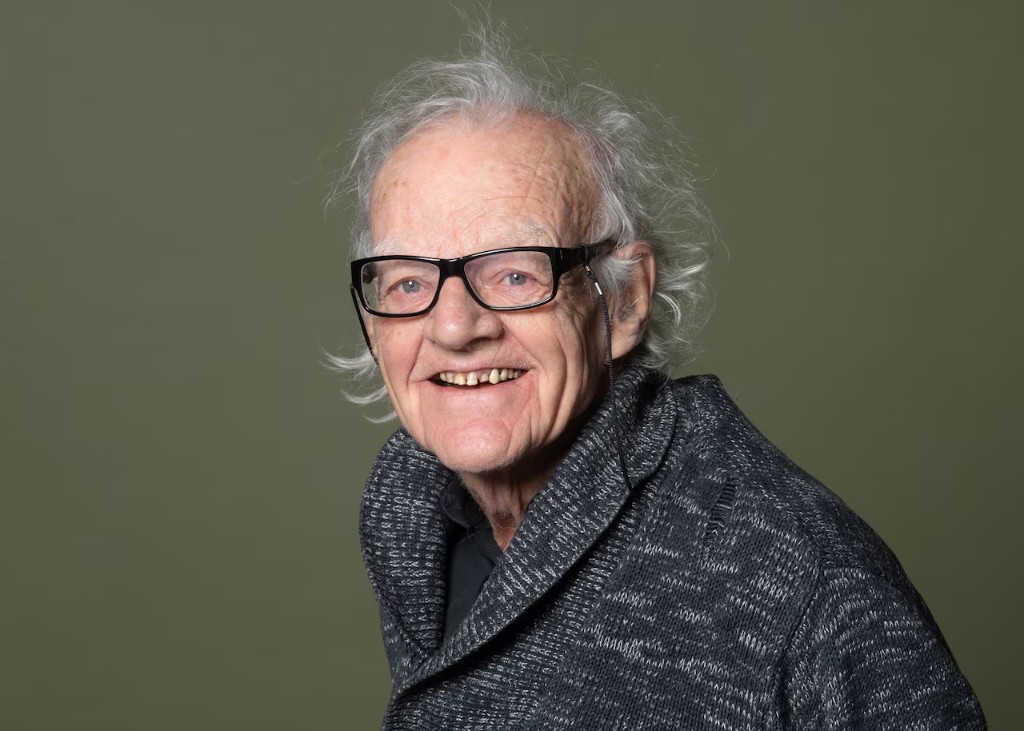 Straatarts Dokter Co (89) verkozen tot Amsterdammer van het Jaar 2024 en 2025